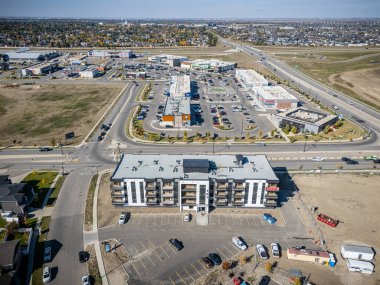 Saskatchewan, Saskatoon 'daki Brighton hava manzarası, renkli sonbahar ağaçları, evler ve göletleri gösteriyor..