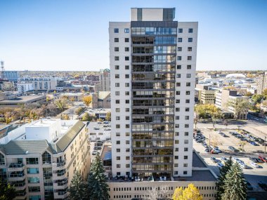 Saskatchewan, Saskatchewan şehir merkezinin hava manzarası, Güney Saskatchewan Nehri boyunca sonbahar renkleri var..