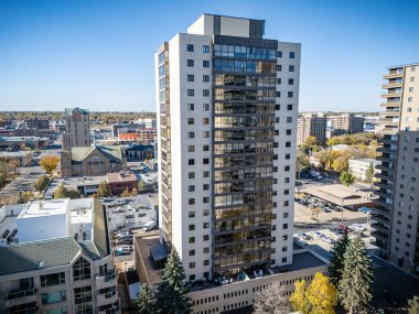 Saskatchewan, Saskatchewan şehir merkezinin hava manzarası, Güney Saskatchewan Nehri boyunca sonbahar renkleri var..
