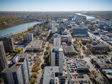 Saskatoon şehir merkezinin insansız hava aracı anteninde köprüler, ufuk çizgisi ve renkli sonbahar ağaçları görülüyor..