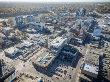Saskatoon şehir merkezinin insansız hava aracı anteninde köprüler, ufuk çizgisi ve renkli sonbahar ağaçları görülüyor..