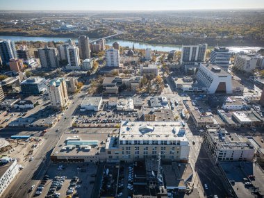 Saskatchewan, Saskatchewan şehir merkezinin hava manzarası, Güney Saskatchewan Nehri boyunca sonbahar renkleri var..