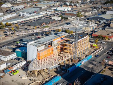 Saskatchewan, Saskatchewan şehir merkezinin hava manzarası, Güney Saskatchewan Nehri boyunca sonbahar renkleri var..