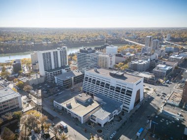Saskatchewan, Saskatchewan şehir merkezinin hava manzarası, Güney Saskatchewan Nehri boyunca sonbahar renkleri var..