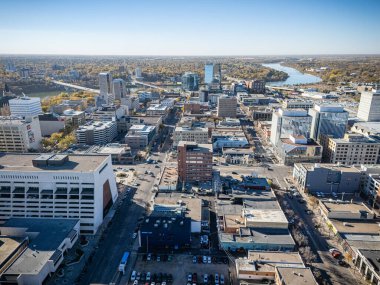 Saskatchewan, Saskatchewan şehir merkezinin hava manzarası, Güney Saskatchewan Nehri boyunca sonbahar renkleri var..