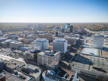 Saskatoon şehir merkezinin insansız hava aracı anteninde köprüler, ufuk çizgisi ve renkli sonbahar ağaçları görülüyor..
