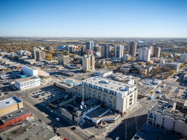 Saskatchewan, Saskatchewan şehir merkezinin hava manzarası, Güney Saskatchewan Nehri boyunca sonbahar renkleri var..