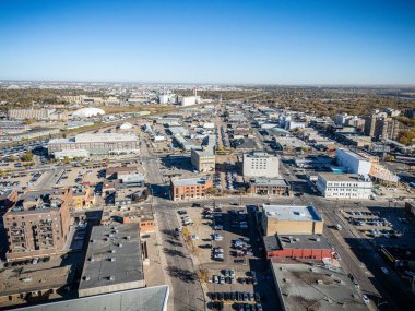 Saskatoon şehir merkezinin insansız hava aracı anteninde köprüler, ufuk çizgisi ve renkli sonbahar ağaçları görülüyor..
