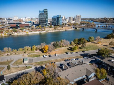 Saskatchewan, Saskatchewan 'daki Nutana' nın hava manzarası, Güney Saskatchewan Nehri boyunca renkli sonbahar ağaçları var..