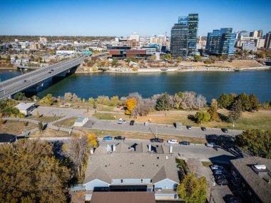 Saskatchewan, Saskatchewan 'daki Nutana' nın hava manzarası, Güney Saskatchewan Nehri boyunca renkli sonbahar ağaçları var..