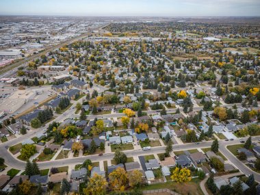 Saskatchewan, Saskatoon 'daki Stonebridge hava manzarası renkli devrilmiş ağaçları ve yerleşim alanlarını gösteriyor..
