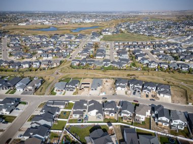 Saskatchewan, Saskatoon 'daki Stonebridge hava manzarası renkli devrilmiş ağaçları ve yerleşim alanlarını gösteriyor..
