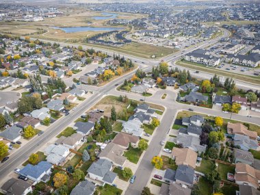 Saskatchewan, Saskatoon 'daki Stonebridge hava manzarası renkli devrilmiş ağaçları ve yerleşim alanlarını gösteriyor..