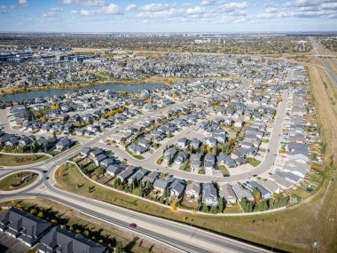 Saskatchewan, Saskatoon 'daki Stonebridge hava manzarası renkli devrilmiş ağaçları ve yerleşim alanlarını gösteriyor..