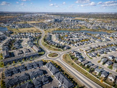 Saskatchewan, Saskatoon 'daki Stonebridge hava manzarası renkli devrilmiş ağaçları ve yerleşim alanlarını gösteriyor..