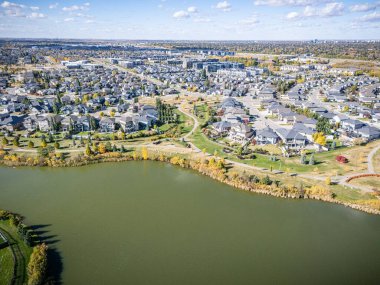 Saskatchewan, Saskatoon 'daki Stonebridge hava manzarası renkli devrilmiş ağaçları ve yerleşim alanlarını gösteriyor..