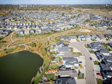 Saskatchewan, Saskatoon 'daki Stonebridge hava manzarası renkli devrilmiş ağaçları ve yerleşim alanlarını gösteriyor..