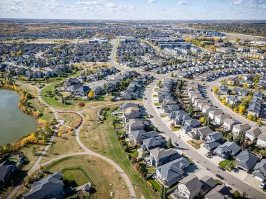 Saskatchewan, Saskatoon 'daki Stonebridge hava manzarası renkli devrilmiş ağaçları ve yerleşim alanlarını gösteriyor..