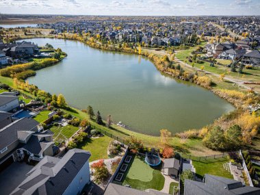 Saskatchewan, Saskatoon 'daki Stonebridge hava manzarası renkli devrilmiş ağaçları ve yerleşim alanlarını gösteriyor..