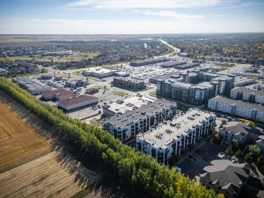Üniversite Tepeleri, Saskatoon 'un insansız hava aracı görüntüsü, altın ağaçları ve kamu alanlarını vurguluyor.
