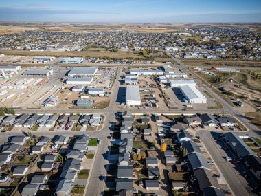 Warman, Saskatchewan 'ın hava manzarası rengarenk düşen ağaçları, evleri ve çayırları gösteriyor..