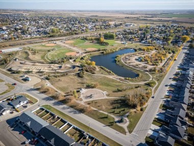 Warman, Saskatchewan 'ın hava manzarası rengarenk düşen ağaçları, evleri ve çayırları gösteriyor..