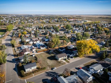 Warman, Saskatchewan 'ın hava manzarası rengarenk düşen ağaçları, evleri ve çayırları gösteriyor..