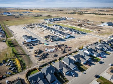 Warman, Saskatchewan 'ın hava manzarası rengarenk düşen ağaçları, evleri ve çayırları gösteriyor..