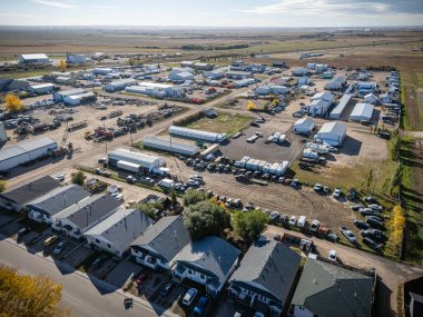 Warman, Saskatchewan 'ın hava manzarası rengarenk düşen ağaçları, evleri ve çayırları gösteriyor..