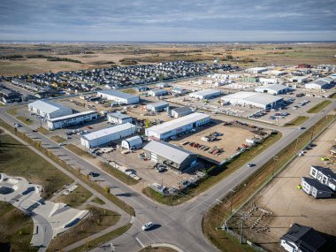 Warman, Saskatchewan 'ın hava manzarası rengarenk düşen ağaçları, evleri ve çayırları gösteriyor..