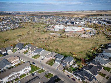 Saskatchewan, Saskatoon 'daki Willowgrove hava manzarası, renkli devrilmiş ağaçlar ve konut evleri.