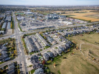 Saskatchewan, Saskatoon 'daki Willowgrove hava manzarası, renkli devrilmiş ağaçlar ve konut evleri.