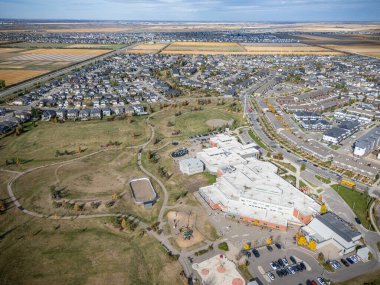 Saskatchewan, Saskatoon 'daki Willowgrove hava manzarası, renkli devrilmiş ağaçlar ve konut evleri.