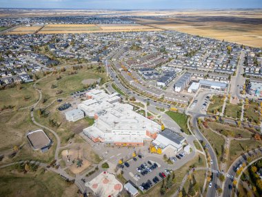 Saskatchewan, Saskatoon 'daki Willowgrove hava manzarası, renkli devrilmiş ağaçlar ve konut evleri.