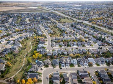 Saskatchewan, Saskatoon 'daki Willowgrove hava manzarası, renkli devrilmiş ağaçlar ve konut evleri.