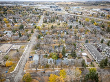 İnsansız hava aracı sergisi, Saskatoon, parlak sonbahar yaprakları, evler ve nehir kenarındaki parkları gösteriyor..