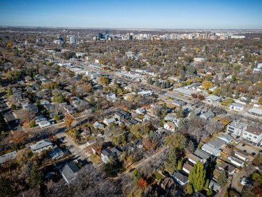 Saskatchewan Saskatoon 'daki renkli devrilmiş ağaçlar ve yerleşim sokakları ile Haultain' in hava manzarası.