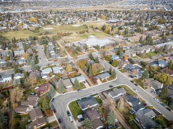 College Park Doğu, Saskatoon, Saskatchewan 'ın hava manzarası renkli devrilmiş ağaçları ve banliyö evlerini gösteriyor..