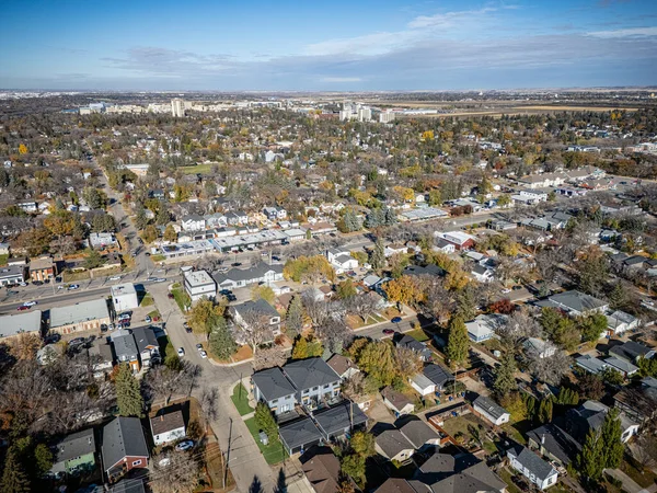 Saskatchewan Saskatoon 'daki renkli devrilmiş ağaçlar ve yerleşim sokakları ile Haultain' in hava manzarası.