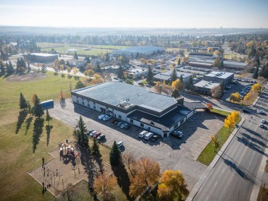 Saskatchewan, Saskatoon 'daki Lawson Tepeleri' nin hava manzarasında nehir kenarındaki renkli devrilmiş ağaçlar ve evler yer alıyor..