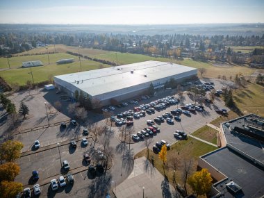 Saskatchewan, Saskatoon 'daki Lawson Tepeleri' nin hava manzarasında nehir kenarındaki renkli devrilmiş ağaçlar ve evler yer alıyor..