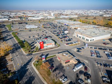 Saskatchewan, Saskatoon 'daki Lawson Heights alışveriş merkezinin sonbahar ağaçları ve yakınlardaki mahallelerle hava aracı görüntüsü..