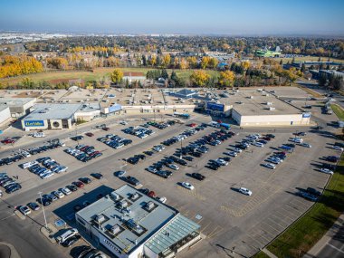 Saskatchewan, Saskatoon 'daki Lawson Heights alışveriş merkezinin sonbahar ağaçları ve yakınlardaki mahallelerle hava aracı görüntüsü..