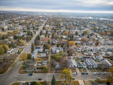 Saskatchewan, Saskatoon 'daki Meadowgreen hava manzarası renkli devrilmiş ağaçları ve yerleşim sokaklarını gösteriyor..