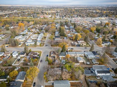 Saskatchewan, Saskatoon 'daki Meadowgreen hava manzarası renkli devrilmiş ağaçları ve yerleşim sokaklarını gösteriyor..