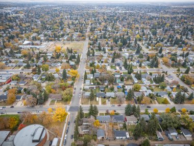Kraliçe Elizabeth 'in Saskatchewan Saskatoon, Saskatchewan' daki renkli devrilmiş ağaçları ve yerleşim sokaklarıyla hava görüntüsü..