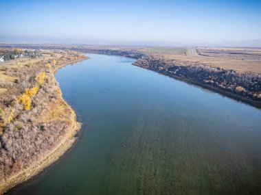 Saskatchewan Saskatchewan, Saskatoon 'daki Meewasin Vadisi' nin hava manzarası, Güney Saskatchewan Nehri boyunca renkli devrilmiş ağaçlar..