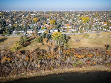 Saskatchewan Saskatchewan, Saskatoon 'daki Meewasin Vadisi' nin hava manzarası, Güney Saskatchewan Nehri boyunca renkli devrilmiş ağaçlar..