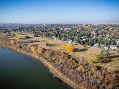 Saskatchewan Saskatchewan, Saskatoon 'daki Meewasin Vadisi' nin hava manzarası, Güney Saskatchewan Nehri boyunca renkli devrilmiş ağaçlar..