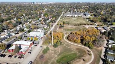 Adelaide Churchill 'in Saskatoon' daki hava görüntülerinde 4K 'daki bu olgun güney bölgesindeki evler, parklar ve okullar gösteriliyor..